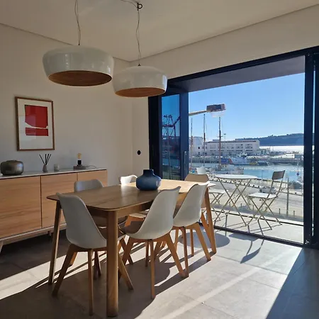 Апартаменты Mbird Riverside 2bd Flat With Garage