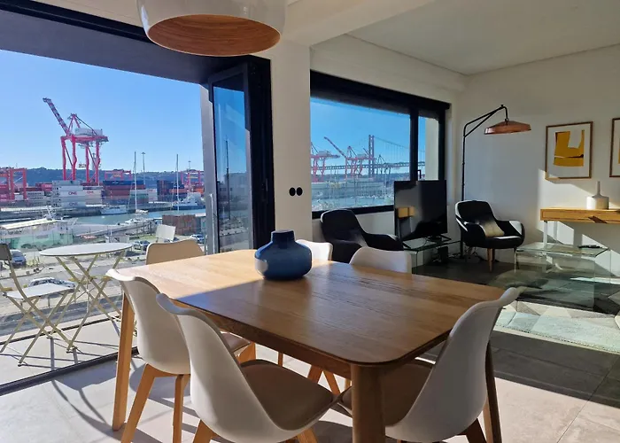 Mbird Riverside 2bd Flat With Garage