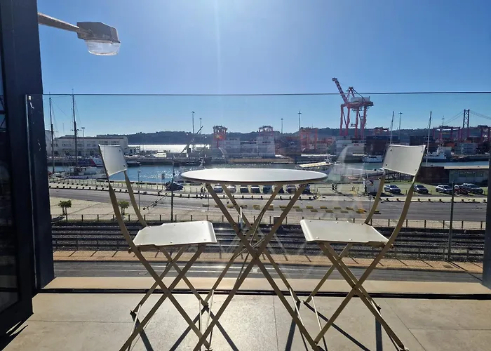 Mbird Riverside 2bd Flat With Garage